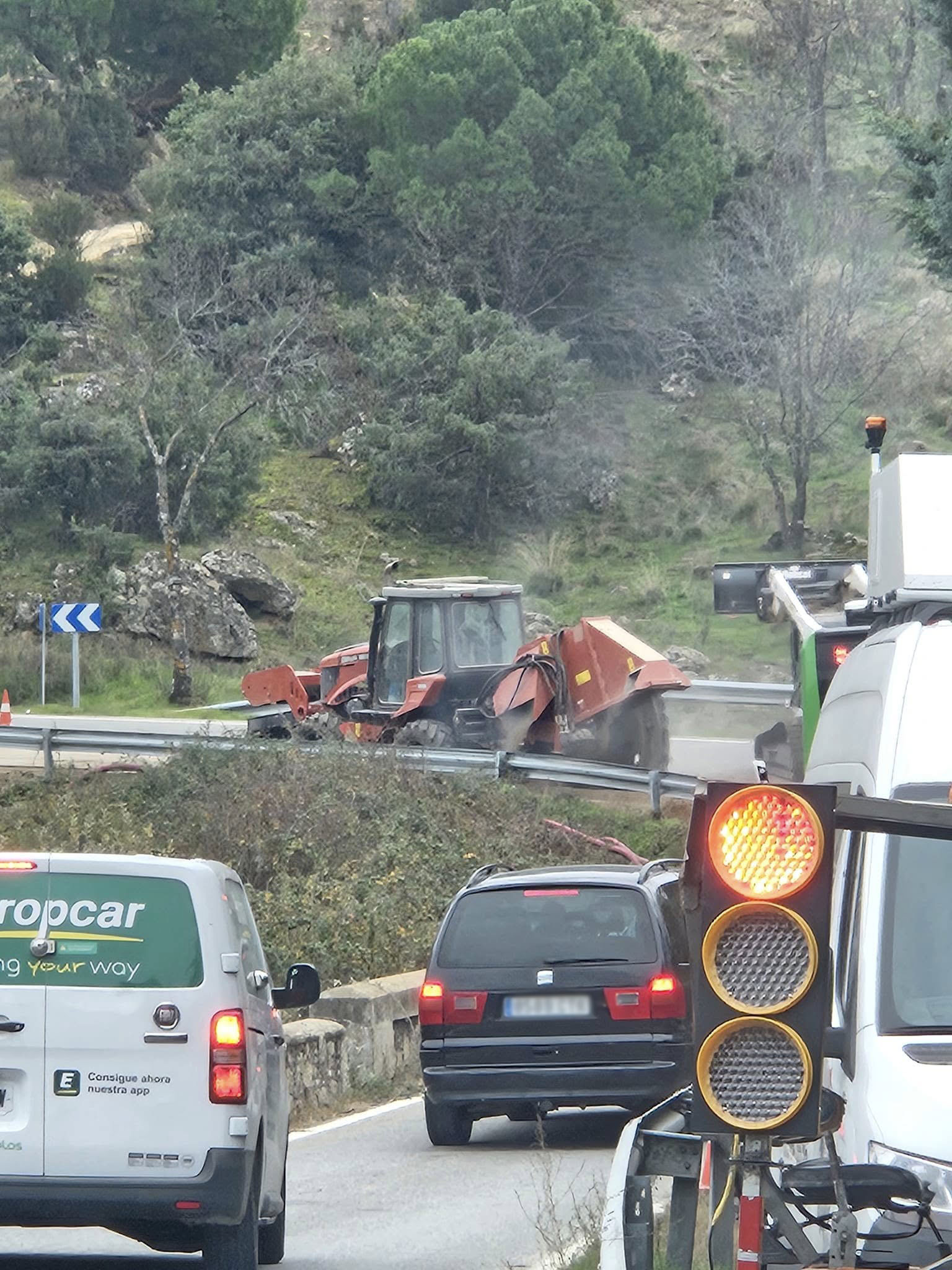 Semáforo en la M537