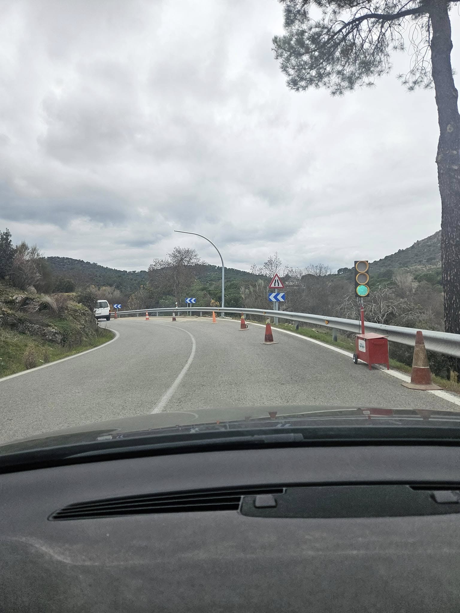 Semáforo en la M537